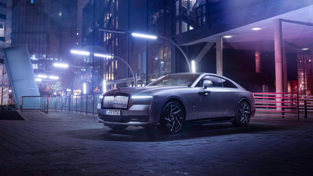 Stunning Silver Rolls-Royce Spectre Night Cityscape 4K Desktop Wallpaper