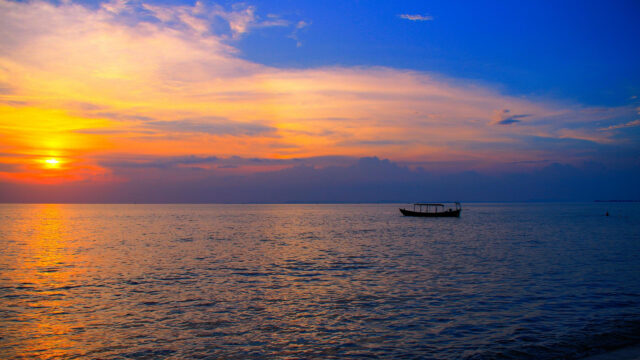 Stunning Sunset Ocean View with Silhouette Boat PC Wallpaper