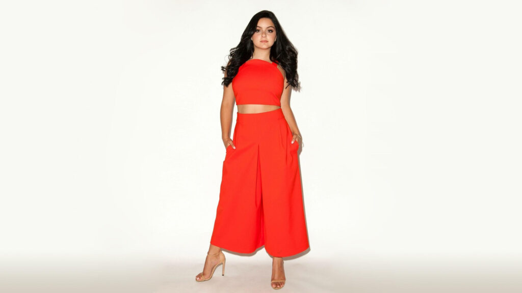 Ariel Winter in a Stunning Bright Red Two Piece Outfit Desktop Wallpaper
