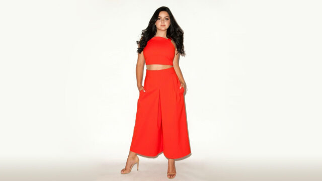 Ariel Winter in a Stunning Bright Red Two Piece Outfit Desktop Wallpaper