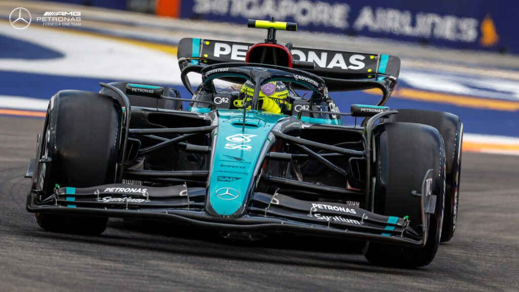 Mercedes-AMG Petronas Formula 1 Racing Car High-Speed Action Desktop Wallpaper