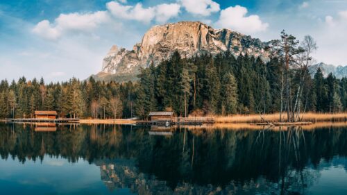 Serene Mountain Cabin by Alpine Lake Reflection 4K Desktop Wallpaper