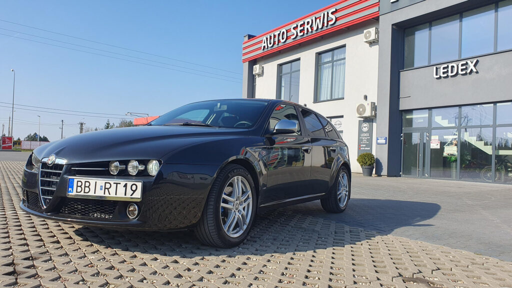 Stunning Black Alfa Romeo 159 Sportwagon Parked at Auto Serwis Desktop Wallpaper
