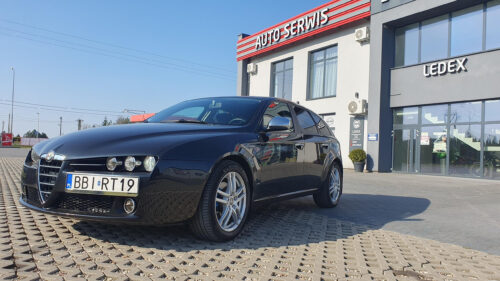 Stunning Black Alfa Romeo 159 Sportwagon Parked at Auto Serwis Desktop Wallpaper