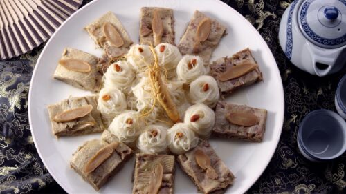 Ginseng Chicken and Thin Noodle Culinary Presentation Desktop Wallpaper