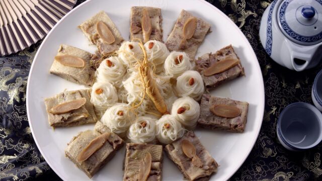 Ginseng Chicken and Thin Noodle Culinary Presentation Desktop Wallpaper