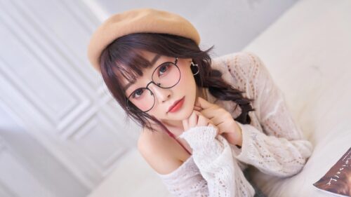 Beautiful Young Woman Wearing Beret and Glasses Desktop Wallpaper