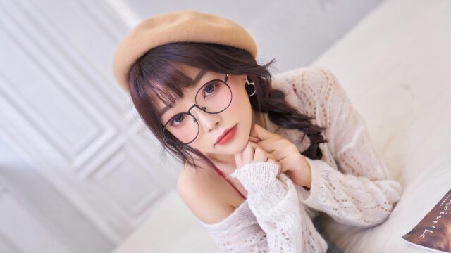 Beautiful Young Woman Wearing Beret and Glasses Desktop Wallpaper