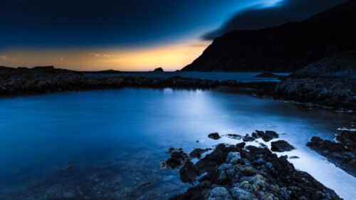 Serene Twilight Coastal Seascape with Dramatic Mountains 4K Desktop Wallpaper