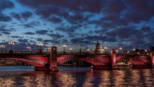 Stunning Blackfriars Bridge at Sunset with St Pauls Cathedral 4K Wallpaper