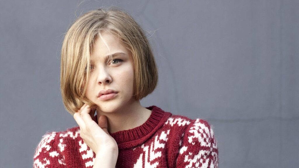 Chloë Grace Moretz in Cozy Burgundy Fair Isle Sweater Desktop Wallpaper