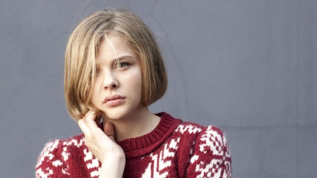Chloë Grace Moretz in Cozy Burgundy Fair Isle Sweater Desktop Wallpaper