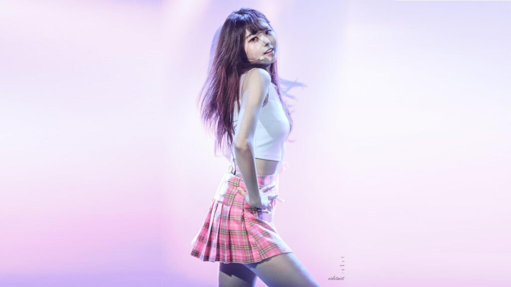 Stunning K-Pop Idol Kang So-hye Live Performance Portrait Desktop Wallpaper