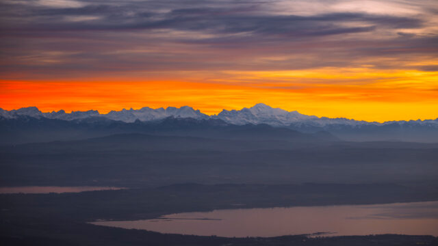 Breathtaking Sunset Over the Alpine Mountain Range Desktop Wallpaper