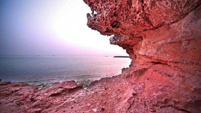 Stunning Pink Coastal Cliff at Sunset 4K Desktop Wallpaper
