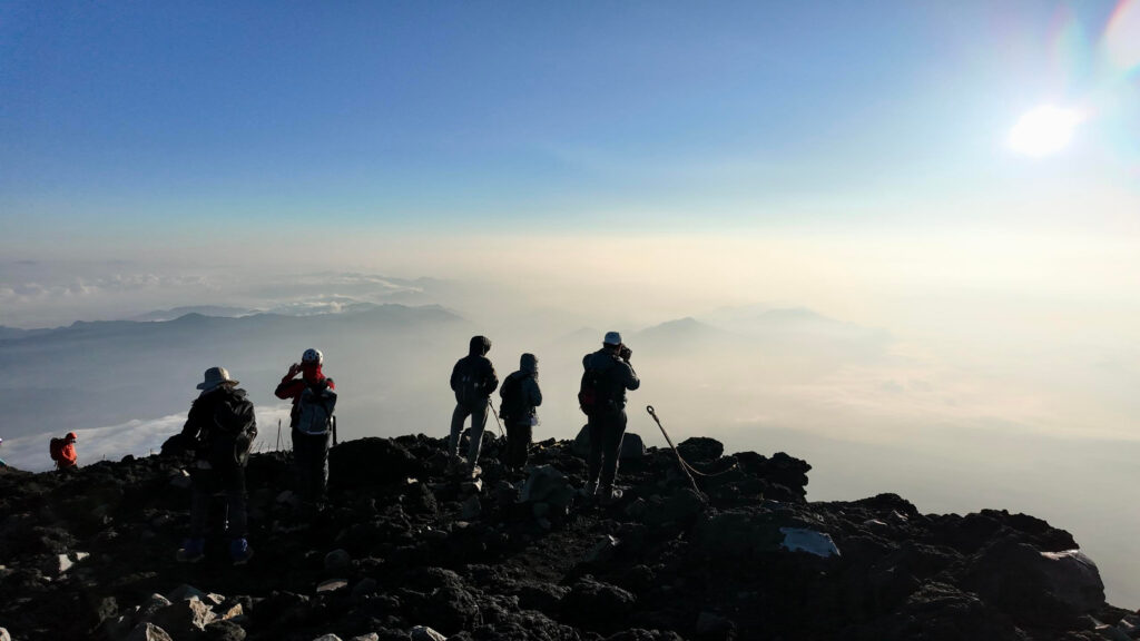 Hikers Overlooking the Vast Cloud Sea at Mountain Peak 4K Wallpaper