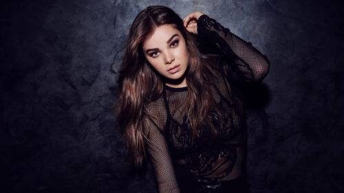 Hailee Steinfeld Portrait Dark Aesthetic Desktop Wallpaper