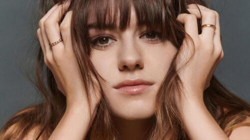 Stunning Daisy Edgar-Jones Portrait Desktop Wallpaper