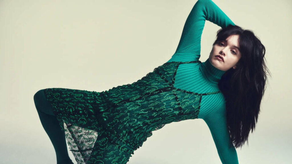 Woman in Green Dress High Resolution Desktop Wallpaper