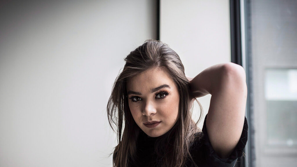 Portrait of Hailee Steinfeld Desktop Wallpaper
