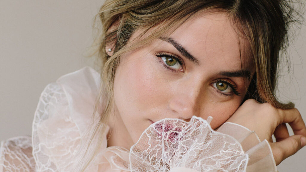 Ana de Armas Elegant Portrait 4K Desktop Wallpaper