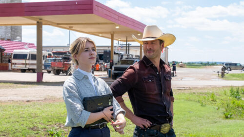 Daisy Edgar-Jones and Glen Powell in Twisters Desktop Wallpaper