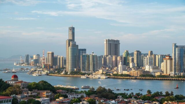 Panoramic Xiamen Skyline Overlooking the Sea Desktop Wallpaper