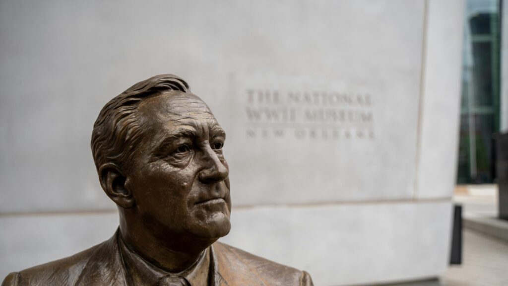 Franklin D. Roosevelt Bronze Statue at The National WWII Museum Desktop Wallpaper