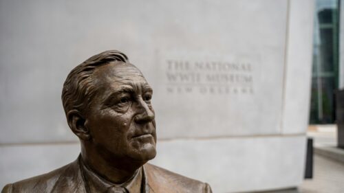 Franklin D. Roosevelt Bronze Statue at The National WWII Museum Desktop Wallpaper