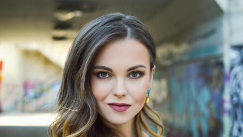 Stunning Portrait of a Beautiful Woman with Green Eyes 4K Desktop Wallpaper