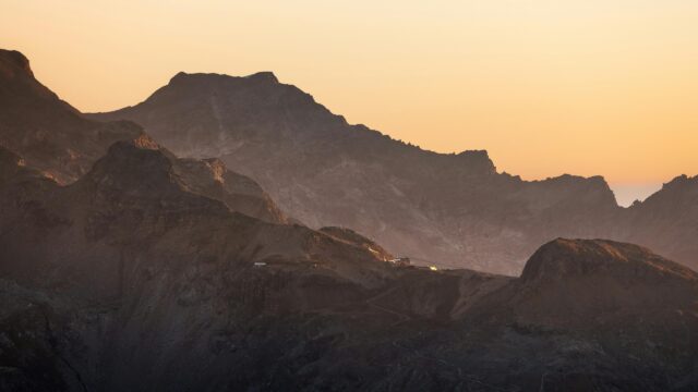 Stunning Golden Hour Mountain Peaks Landscape 4K Desktop Wallpaper