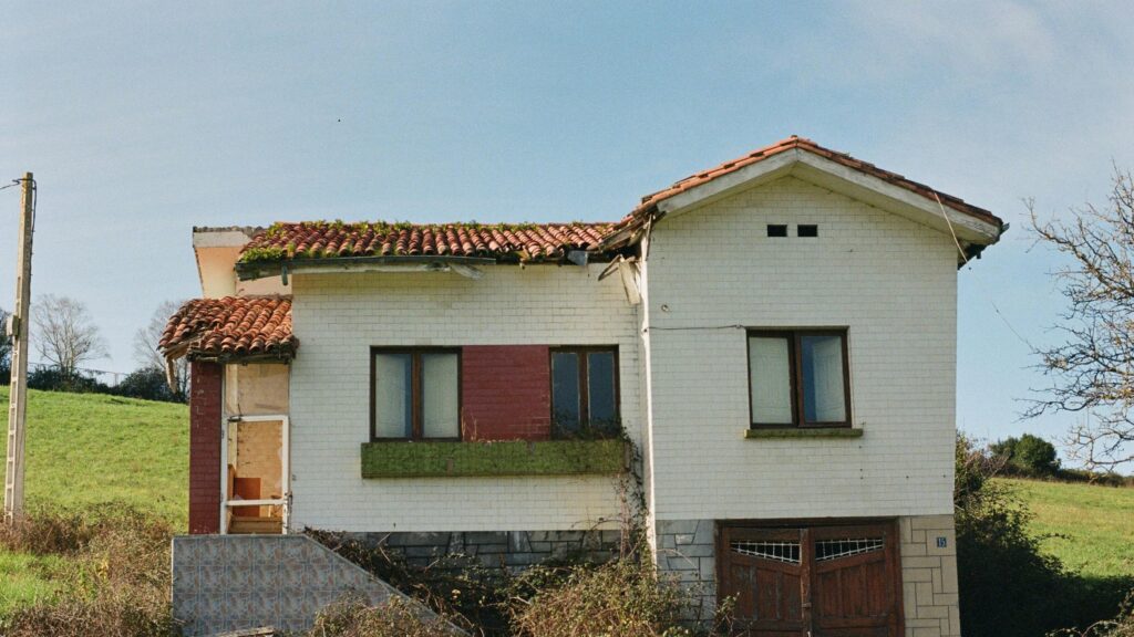 Abandoned Countryside House with Red Tiled Roof Desktop Wallpaper