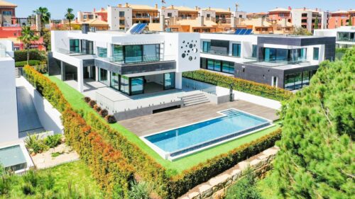 Modern Luxury Villa with Swimming Pool 4K Desktop Wallpaper