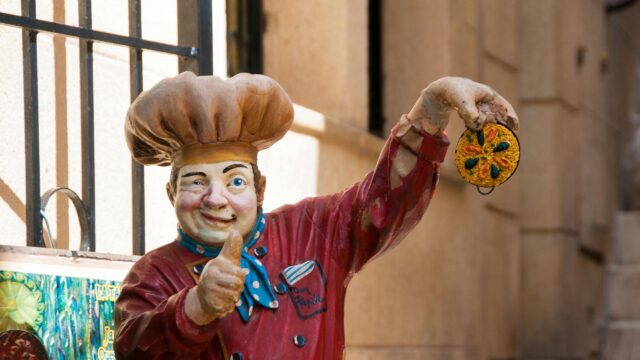 Funny Chef Statue with Paella Pan High Resolution Desktop Wallpaper