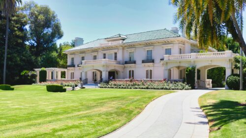 Elegant Historic Mansion Estate with Lush Green Lawns Desktop Wallpaper