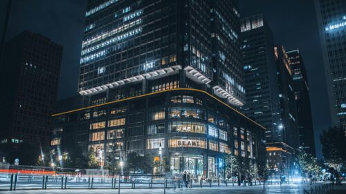 Tokyo Cityscape at Night with Illuminated BEAMS Building 4K Wallpaper