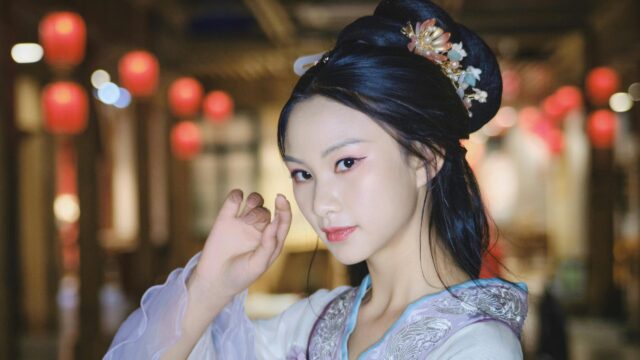 Stunning Young Woman in Traditional Chinese Hanfu Attire 4K Wallpaper