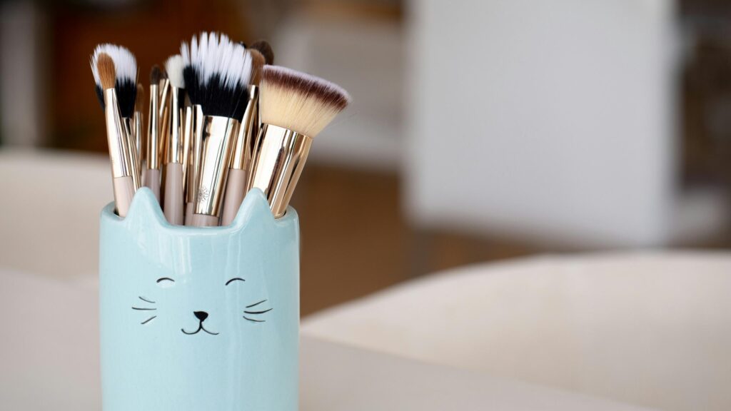 Cute Blue Cat Makeup Brush Holder Desktop Wallpaper