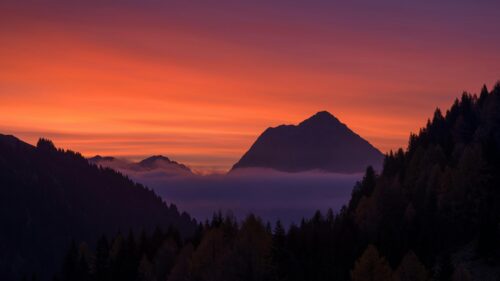 Stunning Mountain Sunset Above Foggy Valley 4K Desktop Wallpaper