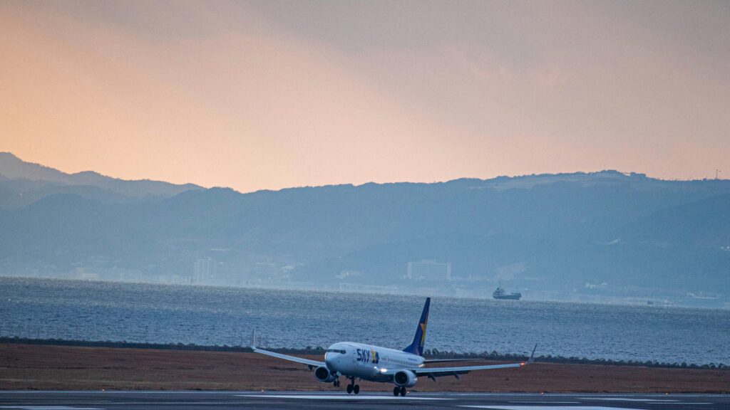 Skymark Airlines Boeing 737 Landing at Sunset Desktop Wallpaper