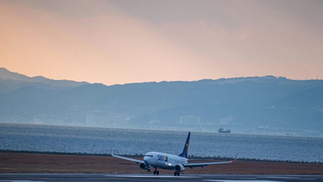 Skymark Airlines Boeing 737 Landing at Sunset Desktop Wallpaper