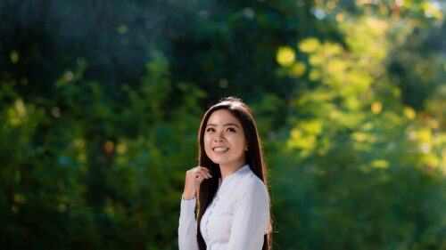 Beautiful Vietnamese Woman in White Ao Dai Portrait Desktop Wallpaper