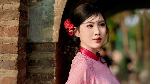 Elegant Vietnamese Woman in Pink Ao Dai 4K Desktop Wallpaper