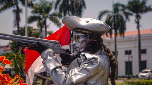 Silver Living Statue Cosplay Musician with Prop Rifle Desktop Wallpaper