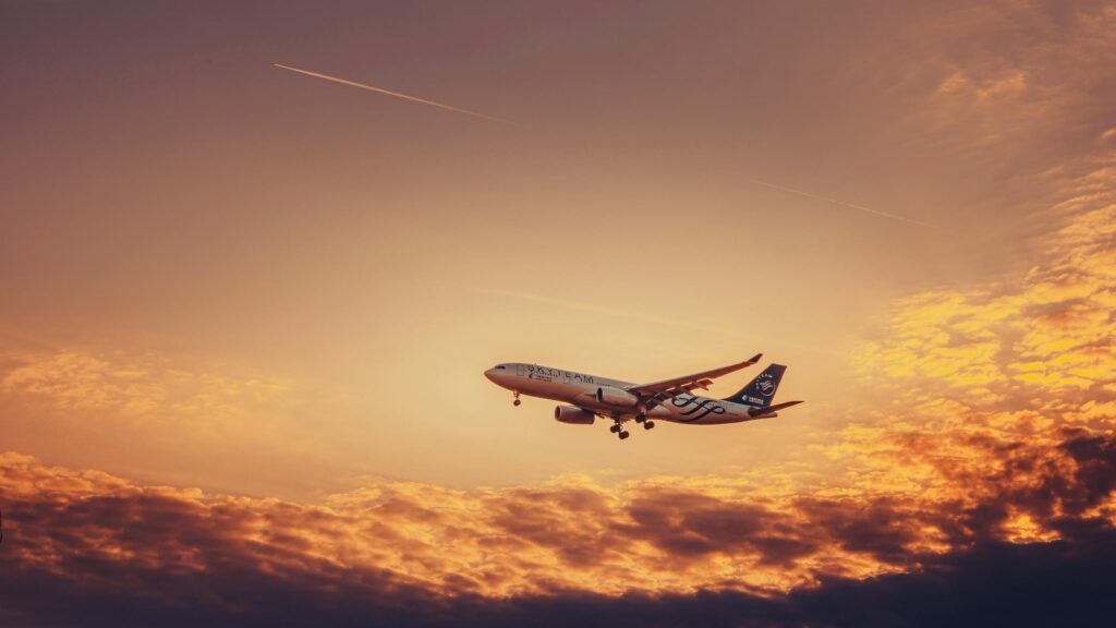 Stunning China Eastern SkyTeam Airplane Sunset Flight 4K Wallpaper