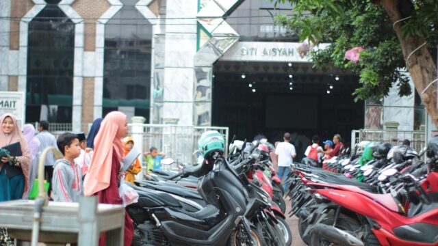 Busy Street Scene with Motorcycles at Siti Aisyah Mosque Desktop Wallpaper