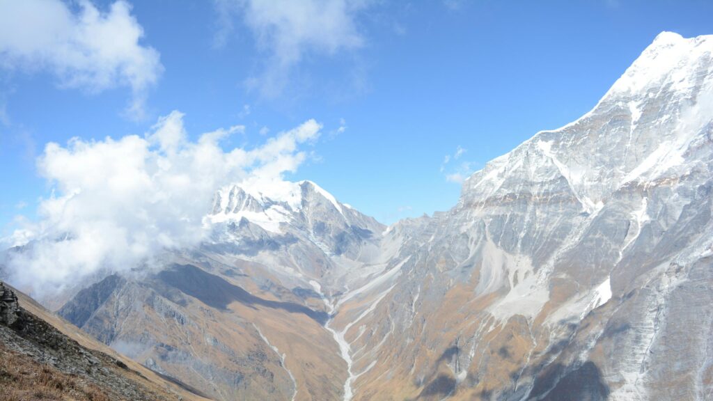 Breathtaking Himalayan Mountain Peaks Scenic View Desktop Wallpaper