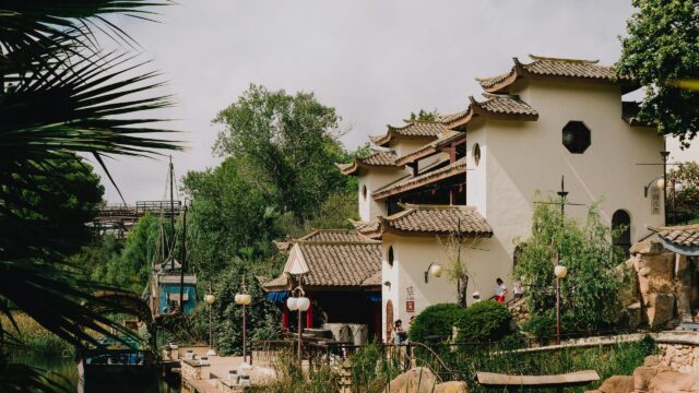 Traditional Chinese Architecture by the Waterfront Desktop Wallpaper