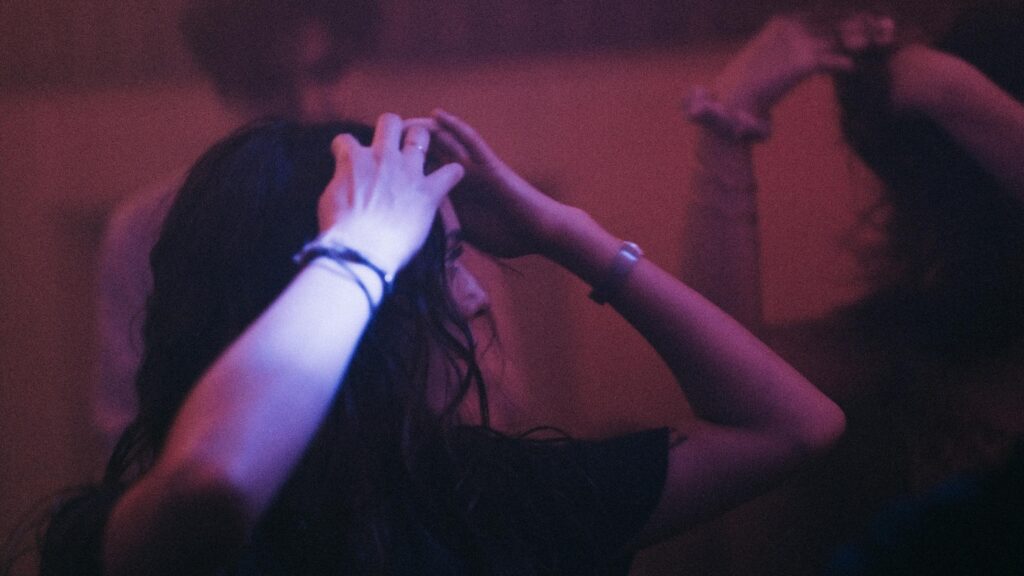 Nightclub Party Vibe Girl Dancing Silhouette 4K Desktop Wallpaper