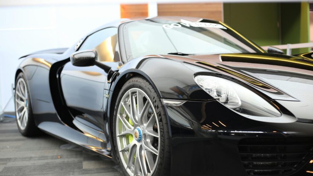 Sleek Black Porsche 918 Spyder Sports Car 4K Desktop Wallpaper